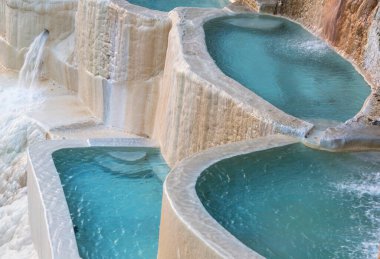 Meksika 'da alışılmadık termal havuzlar Las Grutas De Tolantongo