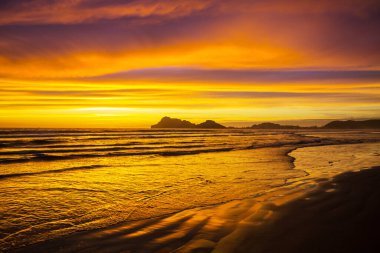 Okyanus sahilinde fantastik tropikal gün batımı