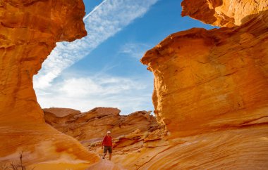 Nevada çölünde Las Vegas, Nevada, ABD yakınlarındaki bir taş kemer içinde yürüyüşçü