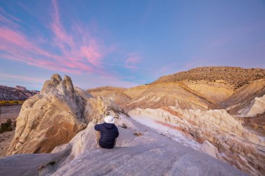 Utah dağlarında yürüyüş. Alışılmadık doğal manzaralarda yürüyüş. Fantastik kumtaşı oluşumları.