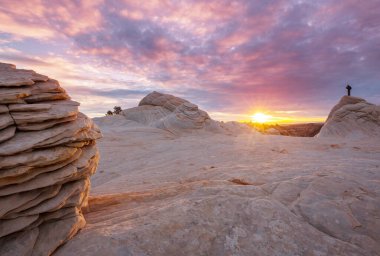 Utah dağlarında yürüyüş. Alışılmadık doğal manzaralarda yürüyüş. Fantastik kumtaşı oluşumları.