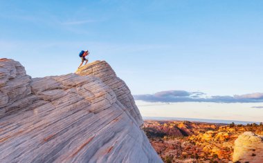 Utah dağlarında yürüyüş. Alışılmadık doğal manzaralarda yürüyüş. Fantastik kumtaşı oluşumları.