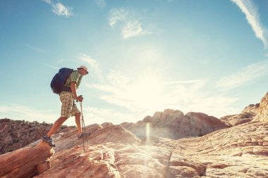 Utah dağlarında yürüyüş. Alışılmadık doğal manzaralarda yürüyüş. Fantastik kumtaşı oluşumları.