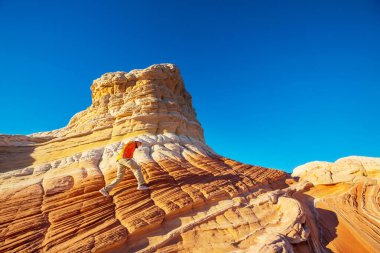 Utah dağlarında yürüyüş. Alışılmadık doğal manzaralarda yürüyüş. Fantastik kumtaşı oluşumları.