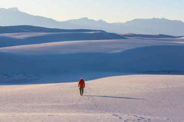 New Mexico, ABD 'deki White Sands Dunes' da yürüyüşçü.