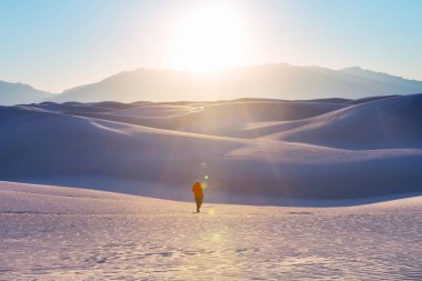 New Mexico, ABD 'deki White Sands Dunes' da yürüyüşçü.