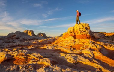 Güneşin doğuşuyla dağlarda bir adam. Yürüyüş sahnesi.