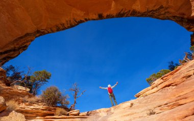 Doğal köprülerde yürüyüş NM, Utah, ABD