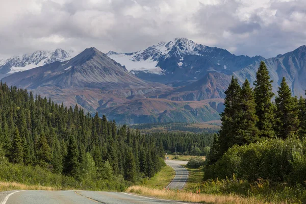 Picturesque Mountains Alaska Sommeren Snødekte Massiver Isbreer Fjelltopper Vakker Naturlig – stockfoto
