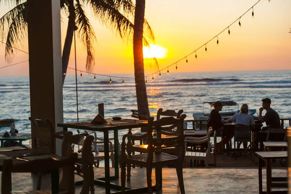 Straßencafé Der Strandpromenade Bei Sonnenuntergang — Stockfoto