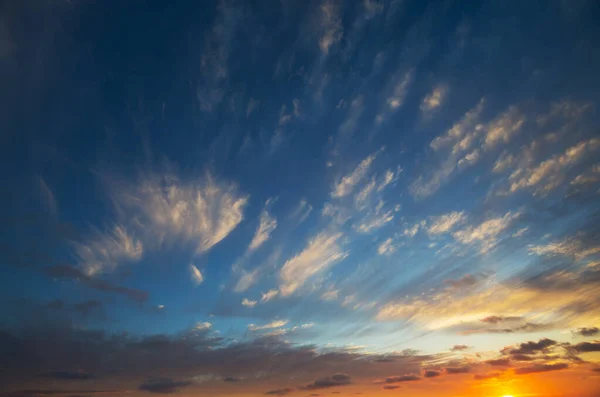 Gün Batımında Alışılmadık Fırtına Bulutları Özgeçmiş Için Uygun — Stok fotoğraf