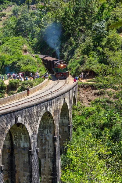 Поезд Самой Живописной Железной Дороге Шри Ланки — стоковое фото