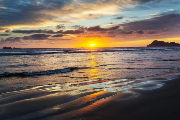 Φανταστικό Τροπικό Ηλιοβασίλεμα Στην Παραλία Του Ωκεανού — Φωτογραφία Αρχείου
