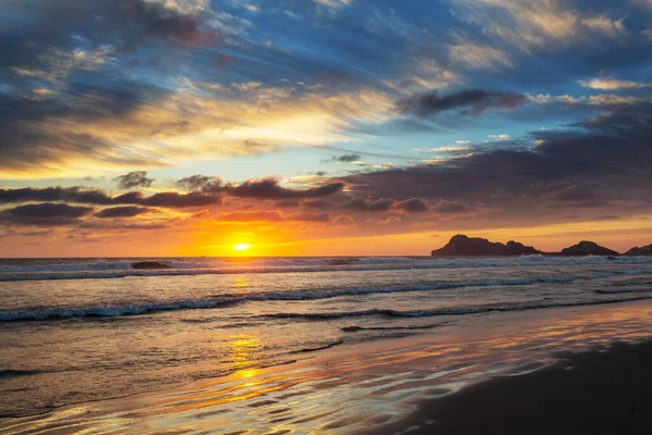 Fantastyczny Tropikalny Zachód Słońca Oceanicznej Plaży — Zdjęcie stockowe