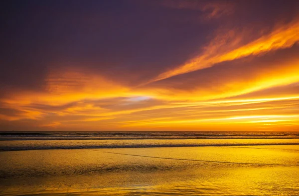 海のビーチでの素晴らしい熱帯の夕日 — ストック写真