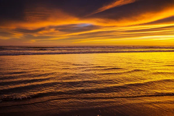 Φανταστικό Τροπικό Ηλιοβασίλεμα Στην Παραλία Του Ωκεανού — Φωτογραφία Αρχείου