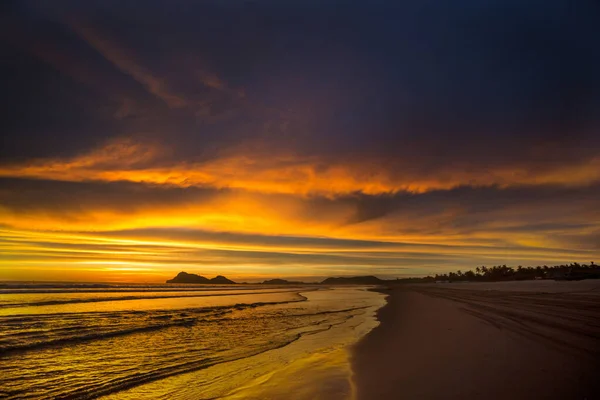 Fantastyczny Tropikalny Zachód Słońca Oceanicznej Plaży — Zdjęcie stockowe