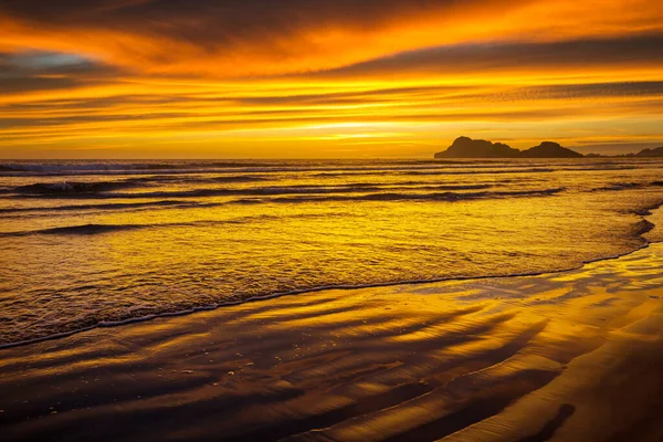 Okyanus Sahilinde Fantastik Tropikal Gün Batımı — Stok fotoğraf