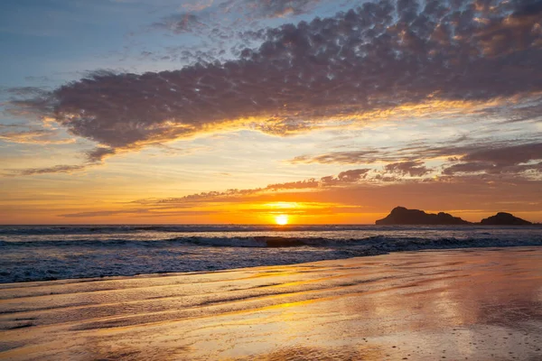Okyanus Sahilinde Fantastik Tropikal Gün Batımı — Stok fotoğraf