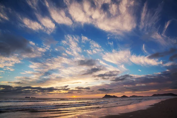 海のビーチでの素晴らしい熱帯の夕日 — ストック写真