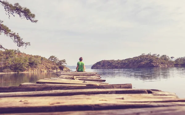 一个女孩正在平静的湖边安详地休息 放宽假期 — 图库照片