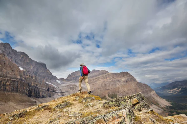 Πεζοπόρος Στα Καναδικά Βουνά Πεζοπορία Είναι Δημοφιλής Δραστηριότητα Αναψυχής Στη — Φωτογραφία Αρχείου