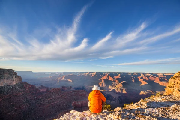 Podróżnik Klifie Nad Wielkim Kanionem Arizona Usa Inspirujące Emocje Podróże — Zdjęcie stockowe