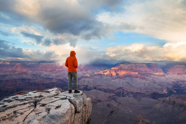 Cestovatel Skalních Horách Nad Národním Parkem Grand Canyon Arizona Usa — Stock fotografie