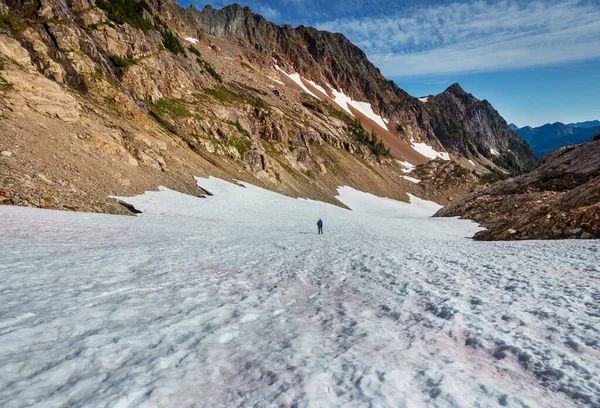 Hiker Mountains Beautiful Rock Background — ストック写真