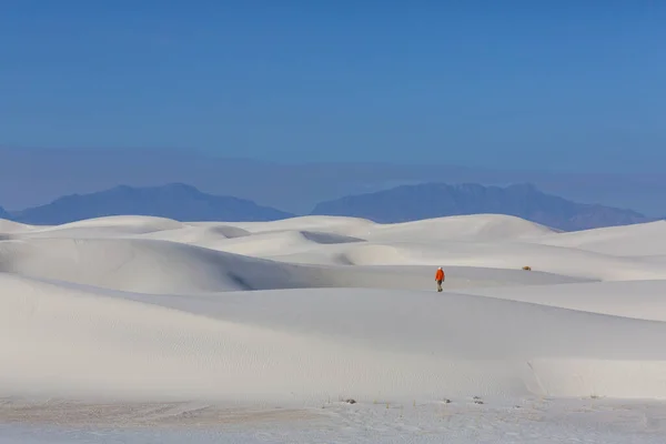 ニューメキシコ州のホワイトサンズ 砂丘でハイカー — ストック写真