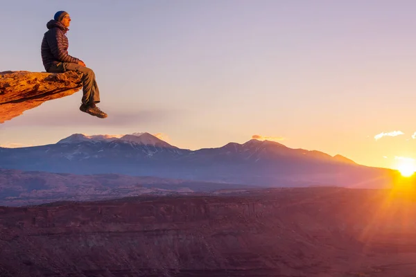 日の出の山の崖の上の男 ハイキングシーン — ストック写真
