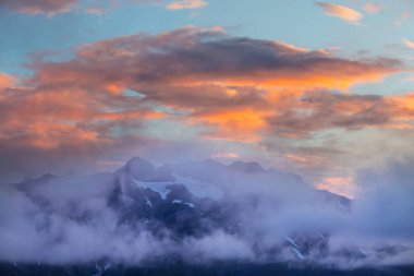 Yazın Alaska 'nın Picturesque Dağları. Kar, kütleleri, buzulları ve kayalık tepeleri kapladı. Güzel doğal arkaplan.