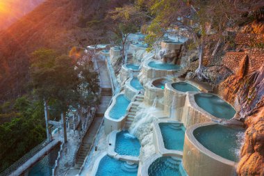 Meksika 'da alışılmadık termal havuzlar Las Grutas De Tolantongo