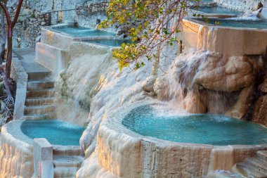 Meksika 'da alışılmadık termal havuzlar Las Grutas De Tolantongo