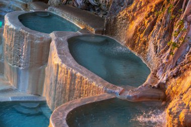 Meksika 'da alışılmadık termal havuzlar Las Grutas De Tolantongo