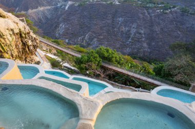 Meksika 'da alışılmadık termal havuzlar Las Grutas De Tolantongo