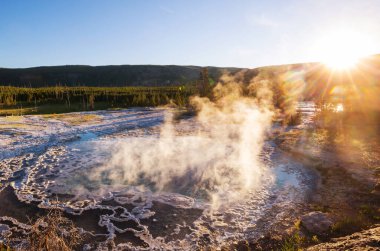 İlham verici doğal bir geçmiş. Yellowstone Ulusal Parkı 'ndaki havuz ve gayzer alanları, ABD.