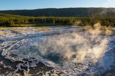 İlham verici doğal bir geçmiş. Yellowstone Ulusal Parkı 'ndaki havuz ve gayzer alanları, ABD.
