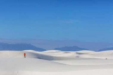 New Mexico, ABD 'deki White Sands Dunes' da yürüyüşçü.