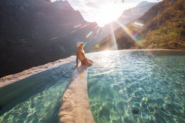 Meksika 'da Las Grutas De Tolantongo' da doğal termal havuzlarda dinlenen turistler