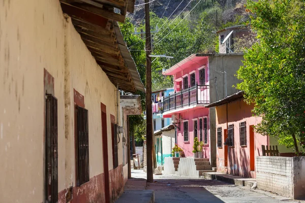 Колониальная Архитектура Маленьком Мексиканском Городе — стоковое фото