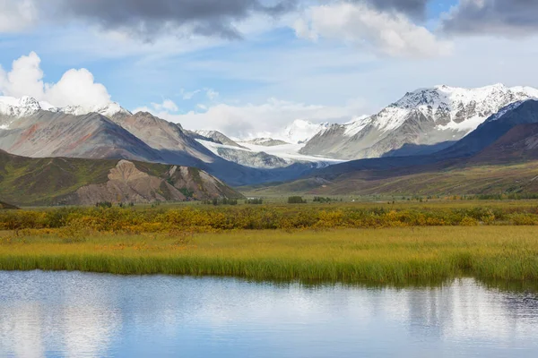Озеро Спокойствия Аляскинской Тундре — стоковое фото