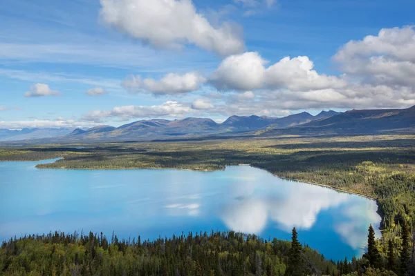 Najjaśniejsza Sceny Przez Górskie Jezioro Kanada — Zdjęcie stockowe