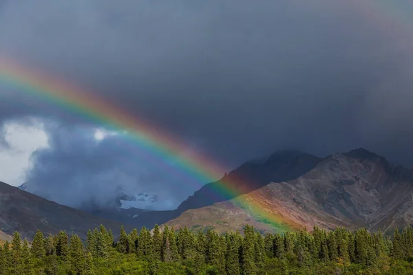 Ουράνιο Τόξο Πάνω Από Βουνά Όμορφα Φυσικά Τοπία Γραφική Φύση — Φωτογραφία Αρχείου