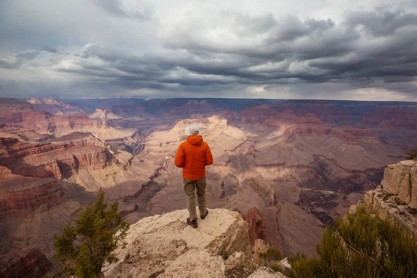 グランドキャニオン国立公園 アリゾナ州 米国の上の崖の山の上の旅行者 旅行ライフスタイルの旅の成功モチベーションコンセプトアドベンチャー休暇屋外コンセプト — ストック写真