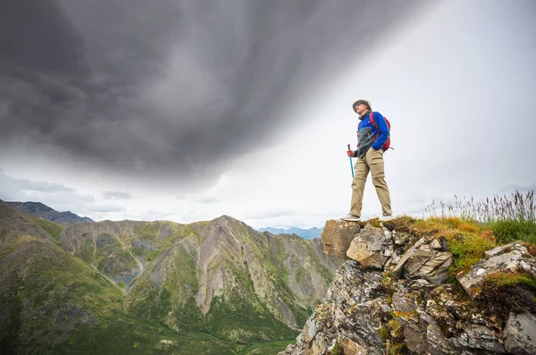 Турист Красивых Горах Территориальном Парке Тумбстоун Юкон Канада — стоковое фото