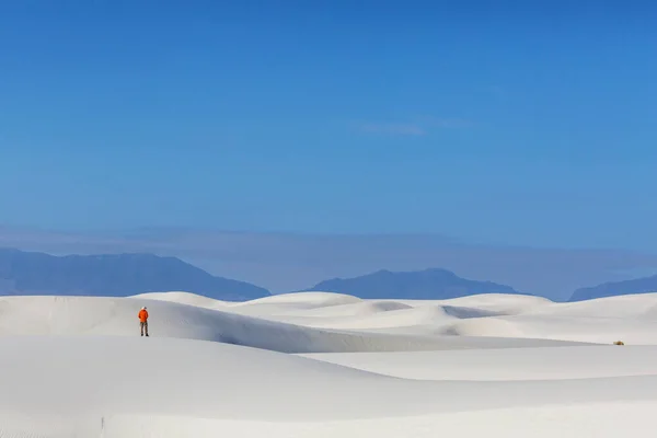 New Mexico Abd Deki White Sands Dunes Yürüyüşçü — Stok fotoğraf