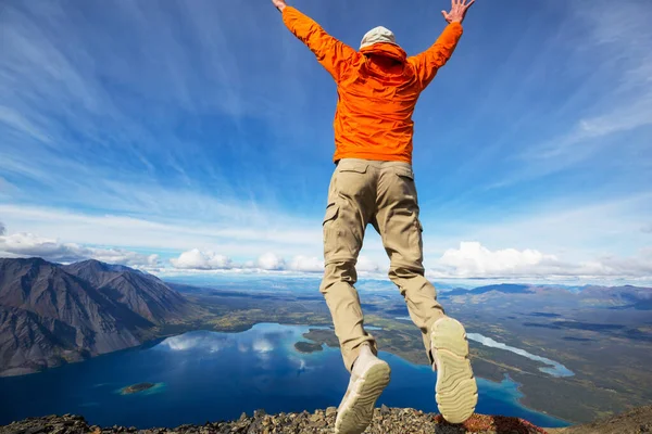 山の湖の上のジャンプの男 — ストック写真