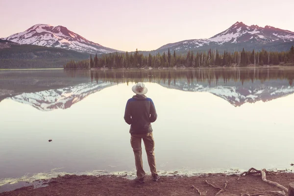 一个人在平静的湖边安详地休息着 放宽假期 — 图库照片