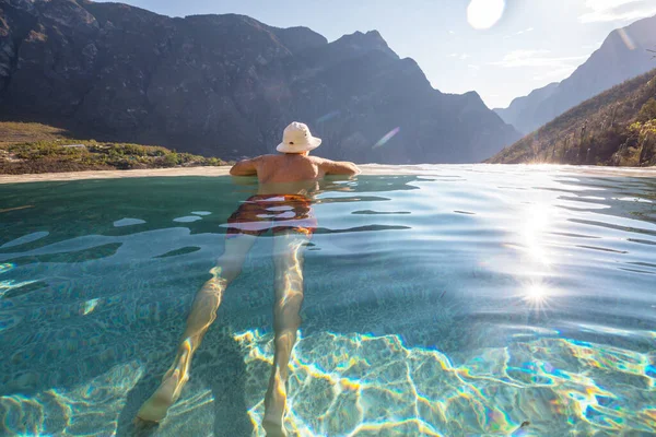 Meksika Las Grutas Tolantongo Doğal Termal Havuzlarda Dinlenen Turistler — Stok fotoğraf
